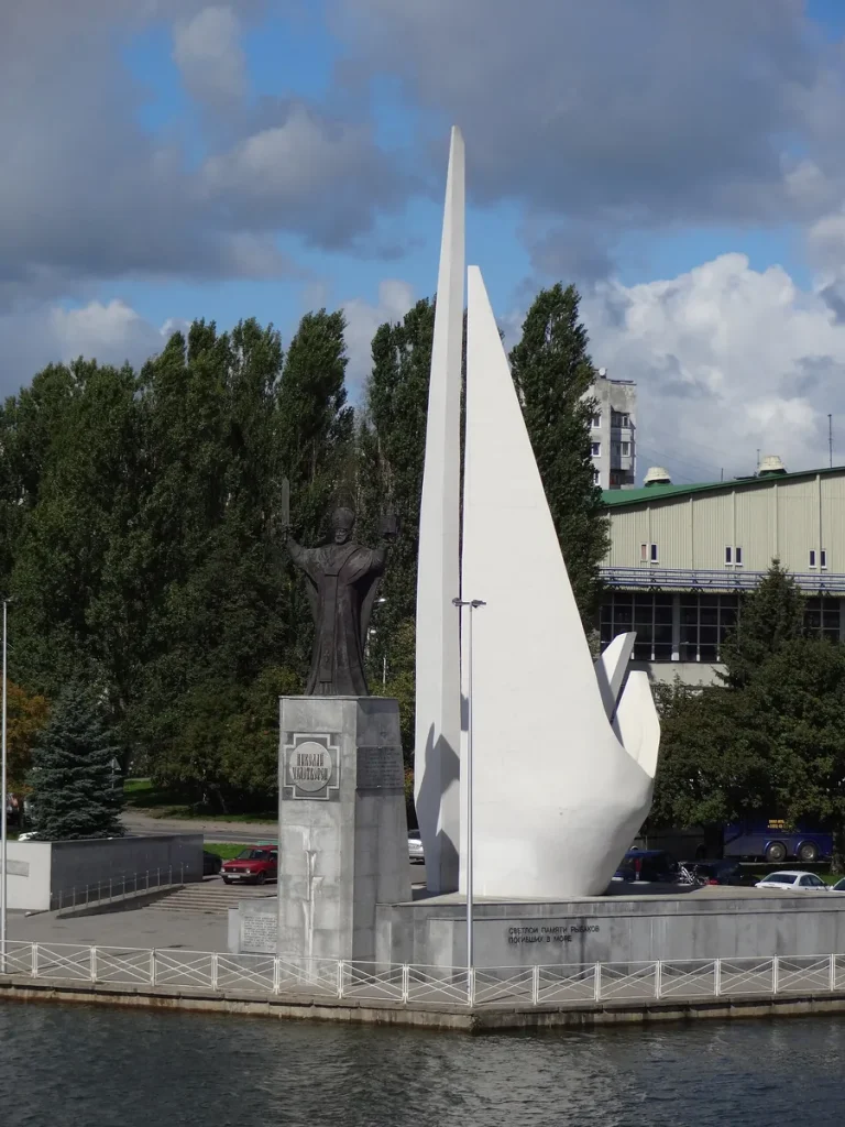 Памятник рыбакам и памятник Николаю Чудотворцу